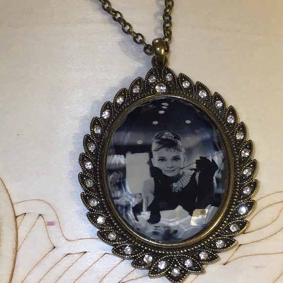 Audrey Hepburn Necklace - Picture 4 of 9